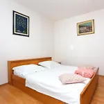 Rooms With A Parking Space Split - 17766