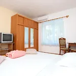 Rooms With A Parking Space Split - 17766